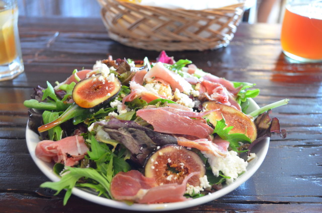 Salad with figs and prosciutto 